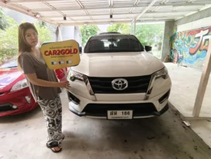 ทีมงาน Car2gold เข้าตรวจสภาพและประเมินราคารับซื้อรถ Fortuner สีขาว ฟรี ไม่กดราคา