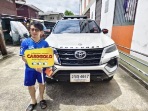 รอยยิ้มลูกค้าหลังจบการขายรถ Fortuner ให้กับ Car2gold พร้อมดำเนินการโอนกรรมสิทธิ์อย่างถูกต้อง