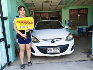 ภาพลูกค้าส่งมอบกุญแจรถ Mazda 2 หลังตกลงขาย บริการดูรถฟรีถึงที่ทำงาน ขั้นตอนปลอดภัย 100%