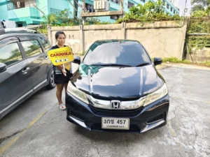 ภาพทีมงานตรวจสภาพและทำสัญญารับซื้อรถ Honda City สีดำ ขั้นตอนโปร่งใส ให้ราคายุติธรรม