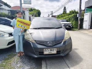 ภาพลูกค้าตกลงขายรถอเนกประสงค์ Honda Jazz สีเทา รับเงินโอนเต็มจำนวนทันทีหลังเซ็นสัญญา
