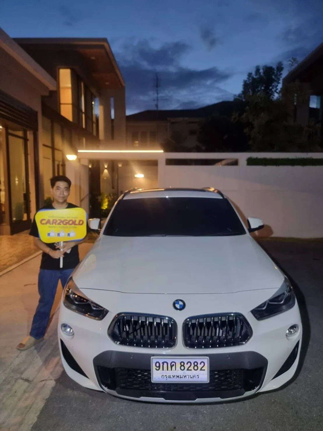 ภาพทีมงาน Car2gold ตรวจสภาพและรับซื้อรถครอสโอเวอร์พรีเมียม BMW X2 สีขาว ถึงหน้าบ้าน ให้ราคาสูง จ่ายสดทันที