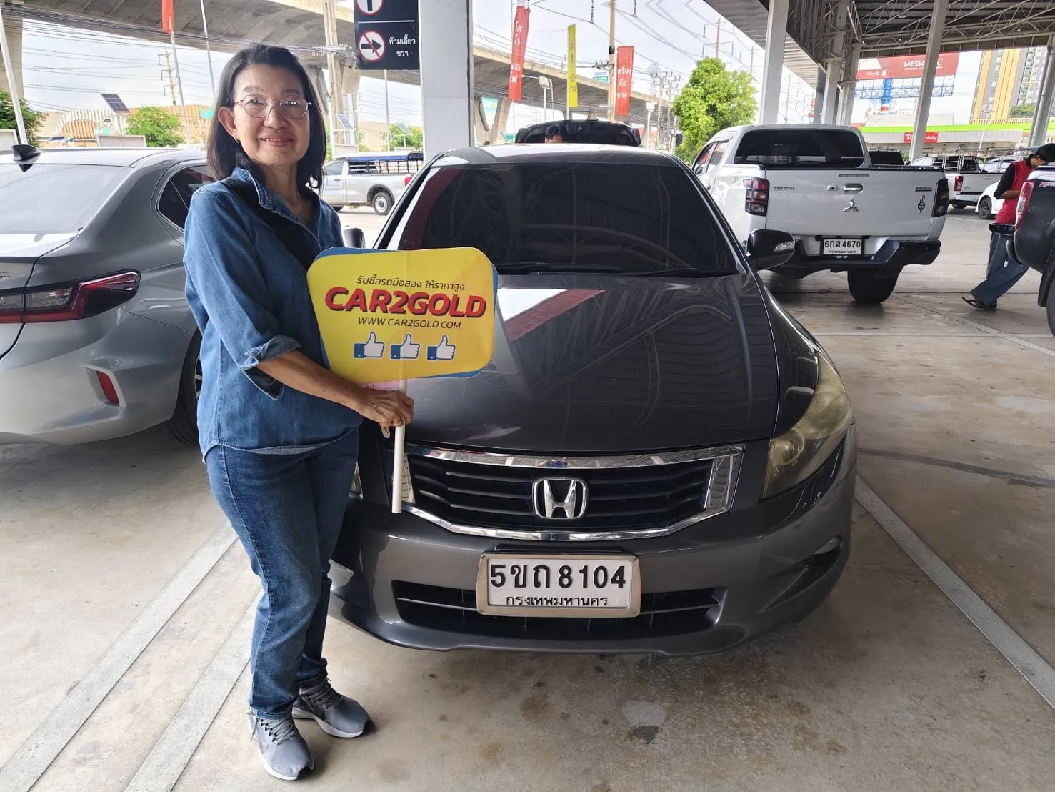 ภาพลูกค้าส่งมอบกุญแจรถบ้านแท้ Honda Accord หลังตกลงขายและรับเงินโอนทันที