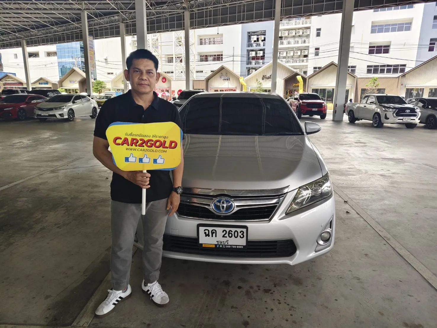 ภาพลูกค้าส่งมอบกุญแจรถบ้านแท้ Toyota Camry hybrid หลังตกลงขายและรับเงินโอนทันที ปลอดภัย 100%