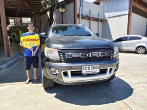 รอยยิ้มลูกค้าหลังตกลงขายรถกระบะสายลุย Ford Ranger สีดำ ให้กับทีมงานรับซื้อรถกระบะมืออาชีพ รับเงินโอนเข้าบัญชีทันที