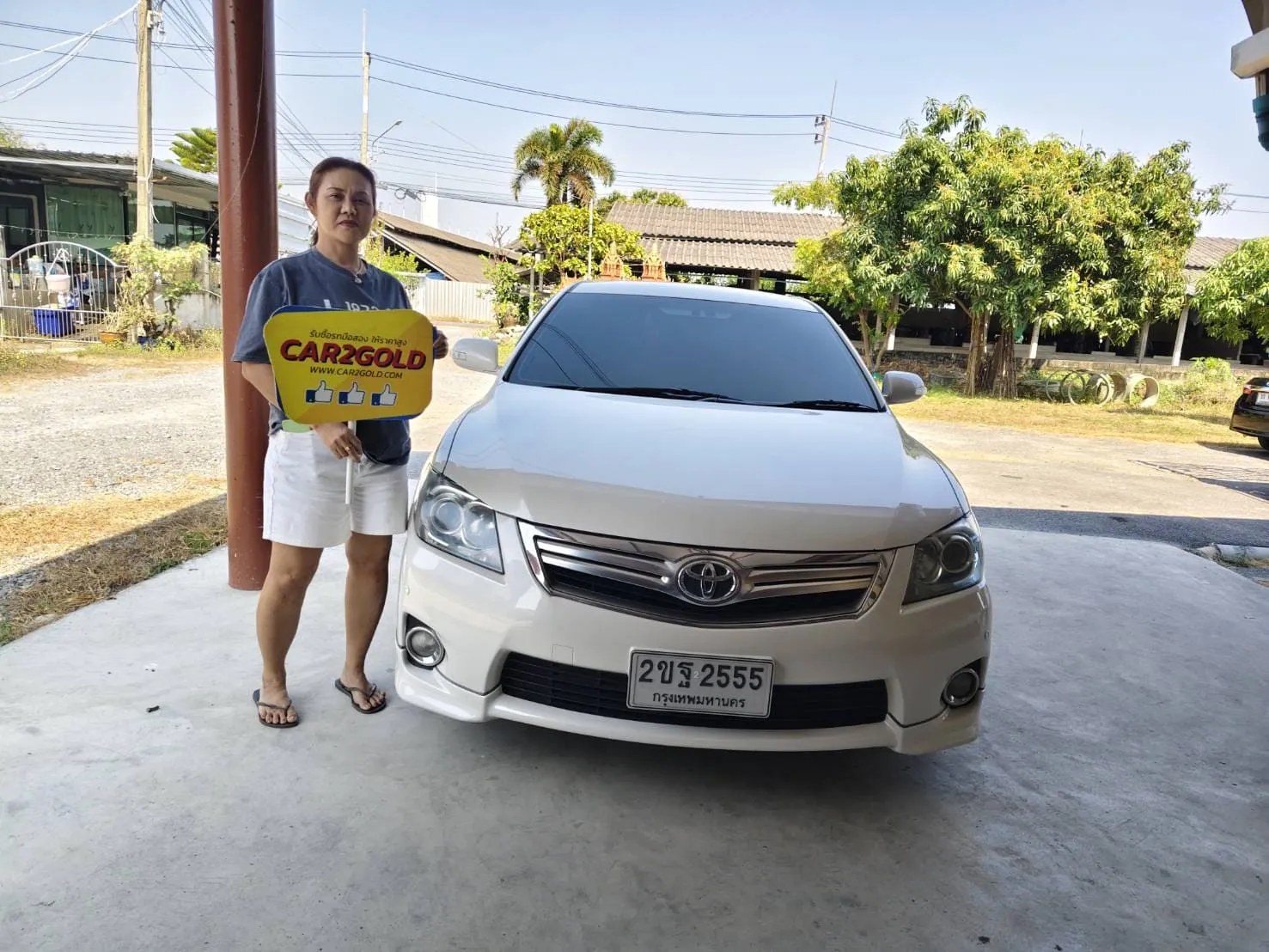ทีมงาน Car2gold เข้าตรวจสภาพและประเมินราคารับซื้อ Toyota Camry รุ่นไฮบริด (HEV) สีขาว ฟรี ตีราคาตรงไปตรงมา