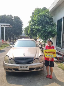 ภาพบรรยากาศลูกค้ายืนยันการขายรถผู้บริหาร Benz E-Class หลังทีมงานเข้าตรวจสภาพและให้ราคาสูงสุดตามจริง
