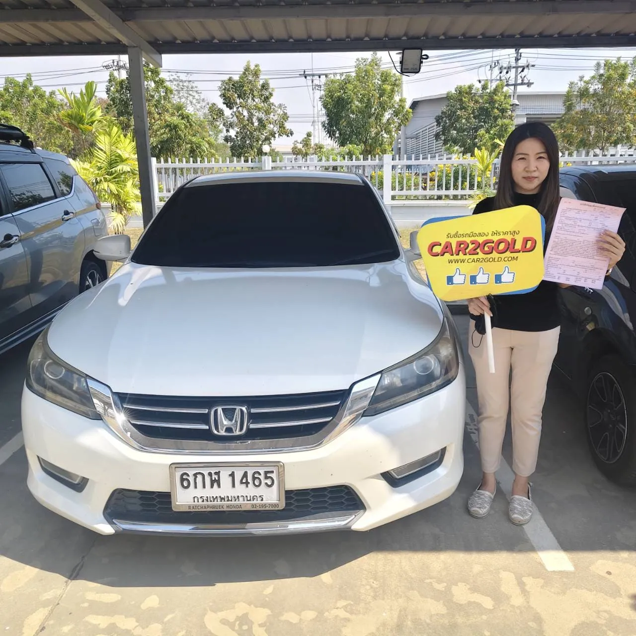 ทีมงาน Car2gold เข้าตรวจเช็คสภาพและประเมินราคารับซื้อ Honda Accord สีขาว บริการโปร่งใส ไม่กดราคา