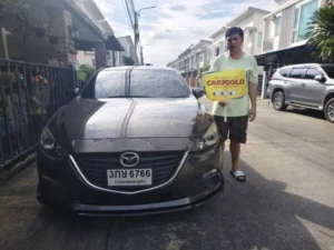 ทีมงานเข้าตรวจสภาพและรับซื้อรถยนต์ Mazda3 5 ประตู สีเทา ถึงหน้าบ้าน ให้ราคาดี