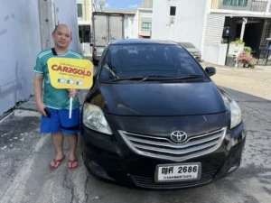 ภาพทีมงานประเมินราคาและรับซื้อรถ Toyota Yaris สภาพสวย สีดำ จ่ายเงินสดเต็มจำนวน