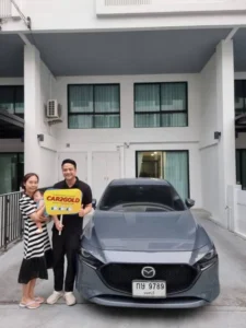 บรรยากาศส่งมอบกุญแจรถ Mazda3 สีเทา หลังตกลงราคารับซื้อรถกับทางร้าน