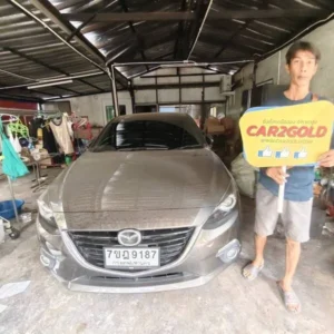 ภาพลูกค้าเซ็นสัญญาขายรถ Mazda3 Skyactiv มือสอง ขั้นตอนโปร่งใส ปลอดภัย