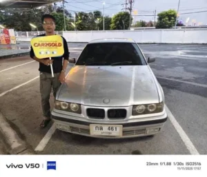 รีวิวรับซื้อรถยุโรปเก่า BMW 3 Series โฉม E36 ลูกค้ายืนถือป้าย CAR2GOLD การันตีให้ราคายุติธรรม