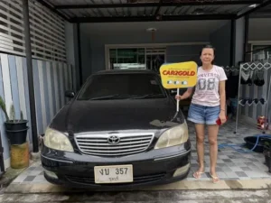 ผลงานรับซื้อรถมือสอง Toyota Camry โฉมผู้นำ (ACV30) ลูกค้าถ่ายภาพรีวิวคู่กับรถหน้าบ้าน