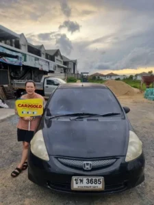 ภาพลูกค้ายืนคู่กับรถ Honda City โฉมแมลงปอ (GD) รีวิวบริการรับซื้อรถบ้านมือสองให้ราคาสูง