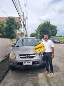 ลูกค้าถ่ายรูปคู่กับรถ SUV เก่า Honda CR-V โฉม G2 รีวิวการขายรถมือสองให้กับทาง CAR2GOLD