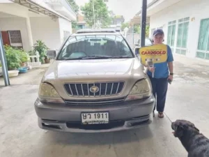รีวิวรับซื้อรถ SUV มือสอง Toyota Harrier โฉม XU10 ภาพลูกค้าถ่ายคู่กับรถหลังจบการขาย